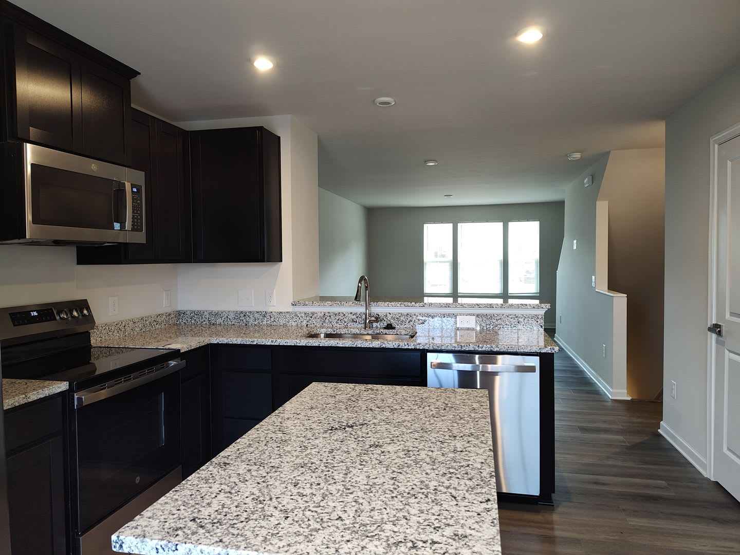 New Build Townhome located in Robin Creek Community! – photo 5