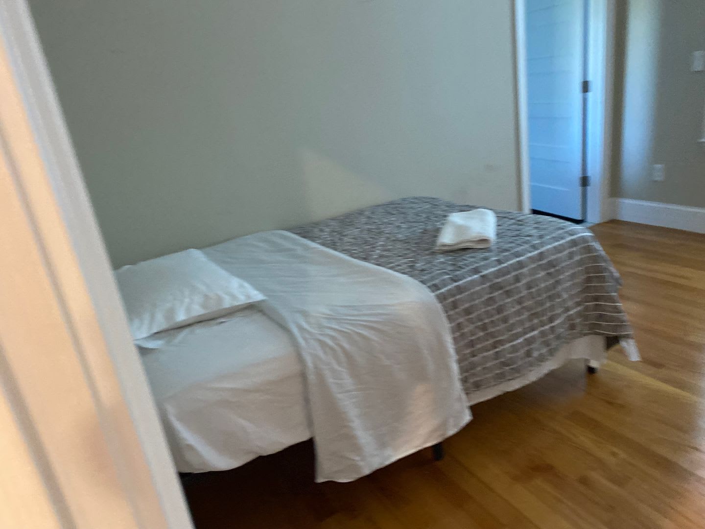 Brighton 7 Bed / 7 Bath – Massive Unit – Central A/C – No Fee – 8/15 – photo 5