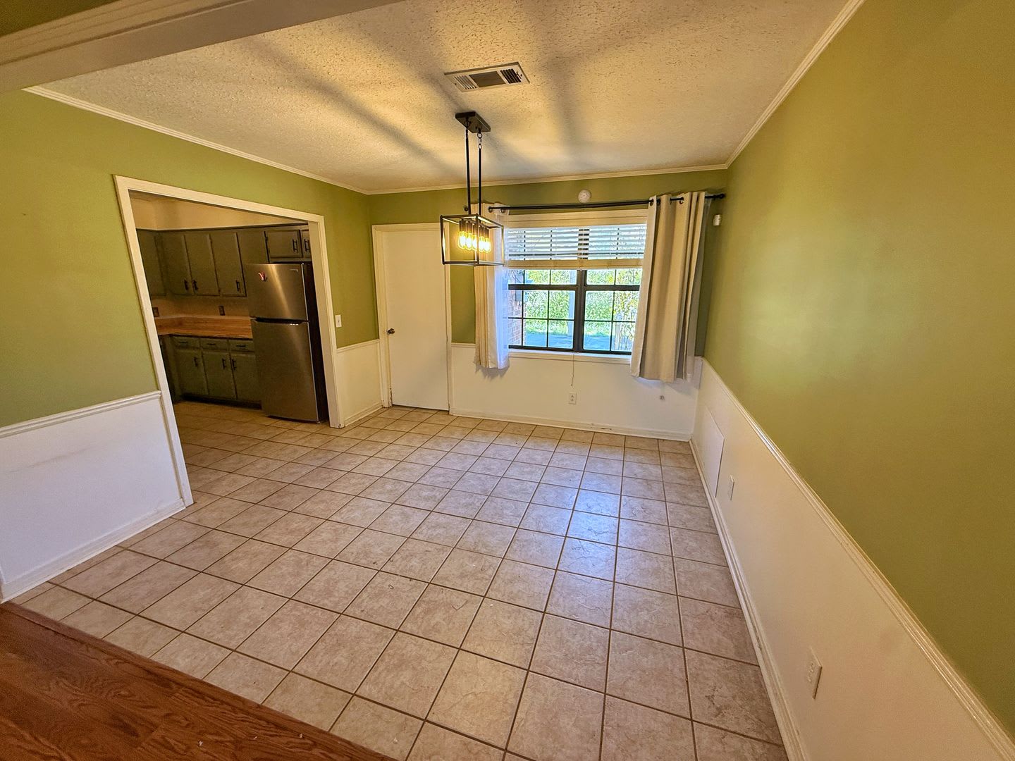 Charming NE Columbus Home with Vaulted Ceiling, Fireplace & Patio Spaces – photo 4