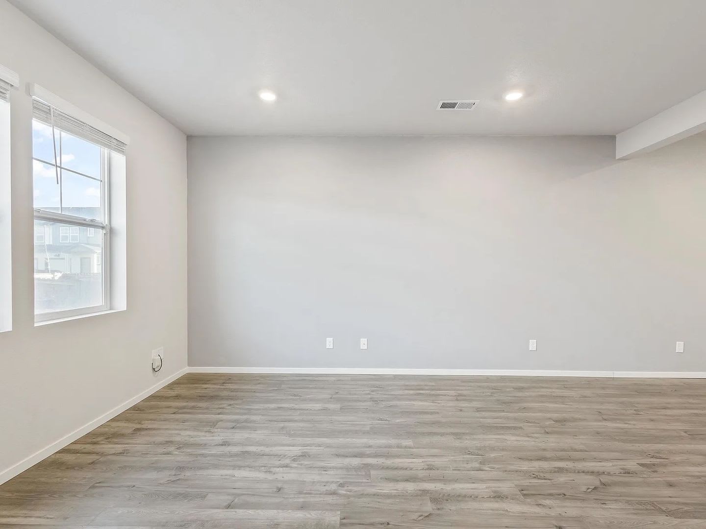2 Story Townhouse with Central AC – photo 3