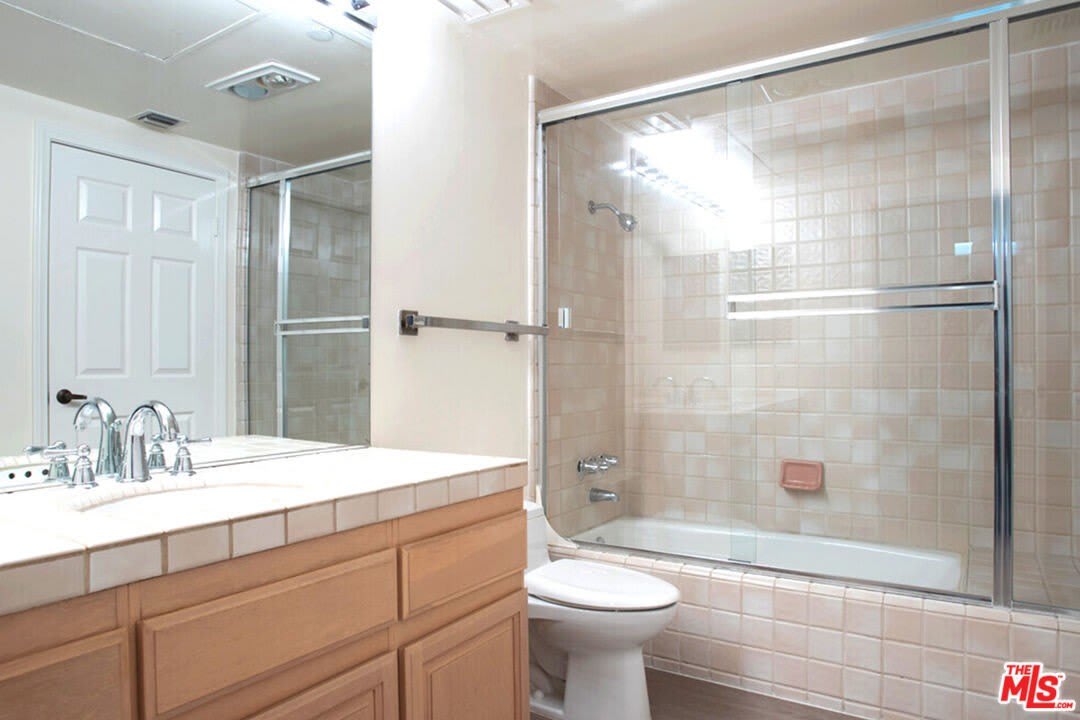 555 S Barrington Ave – photo 5