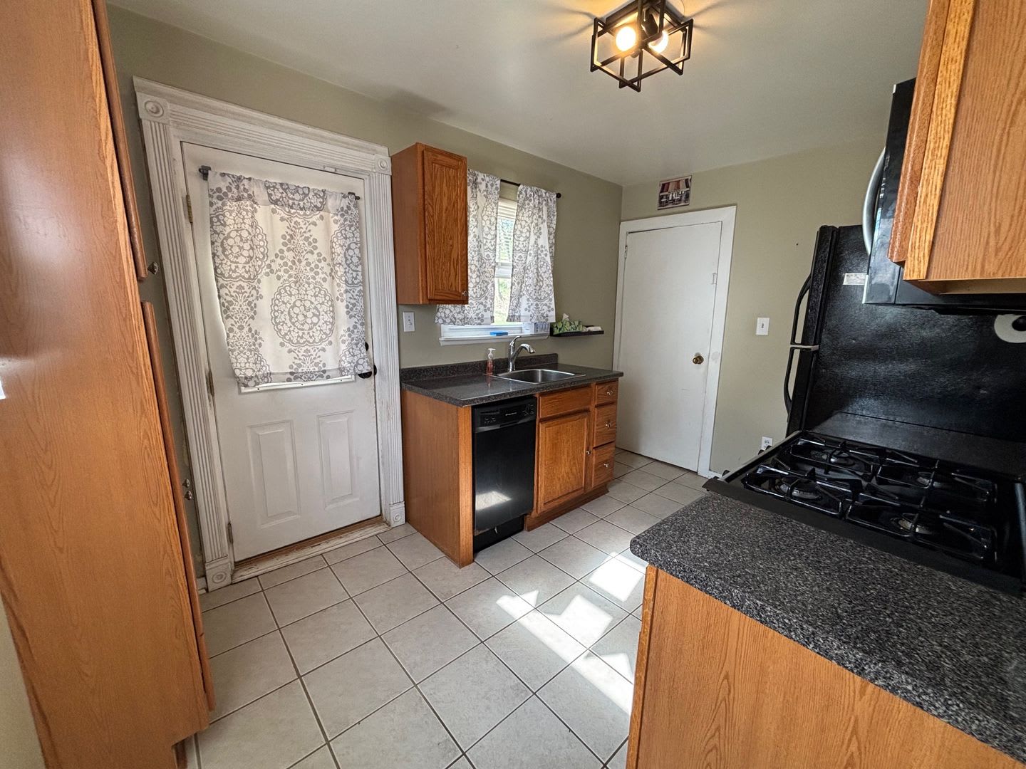 Rent Special 3 Bedroom Home In South Park – photo 2