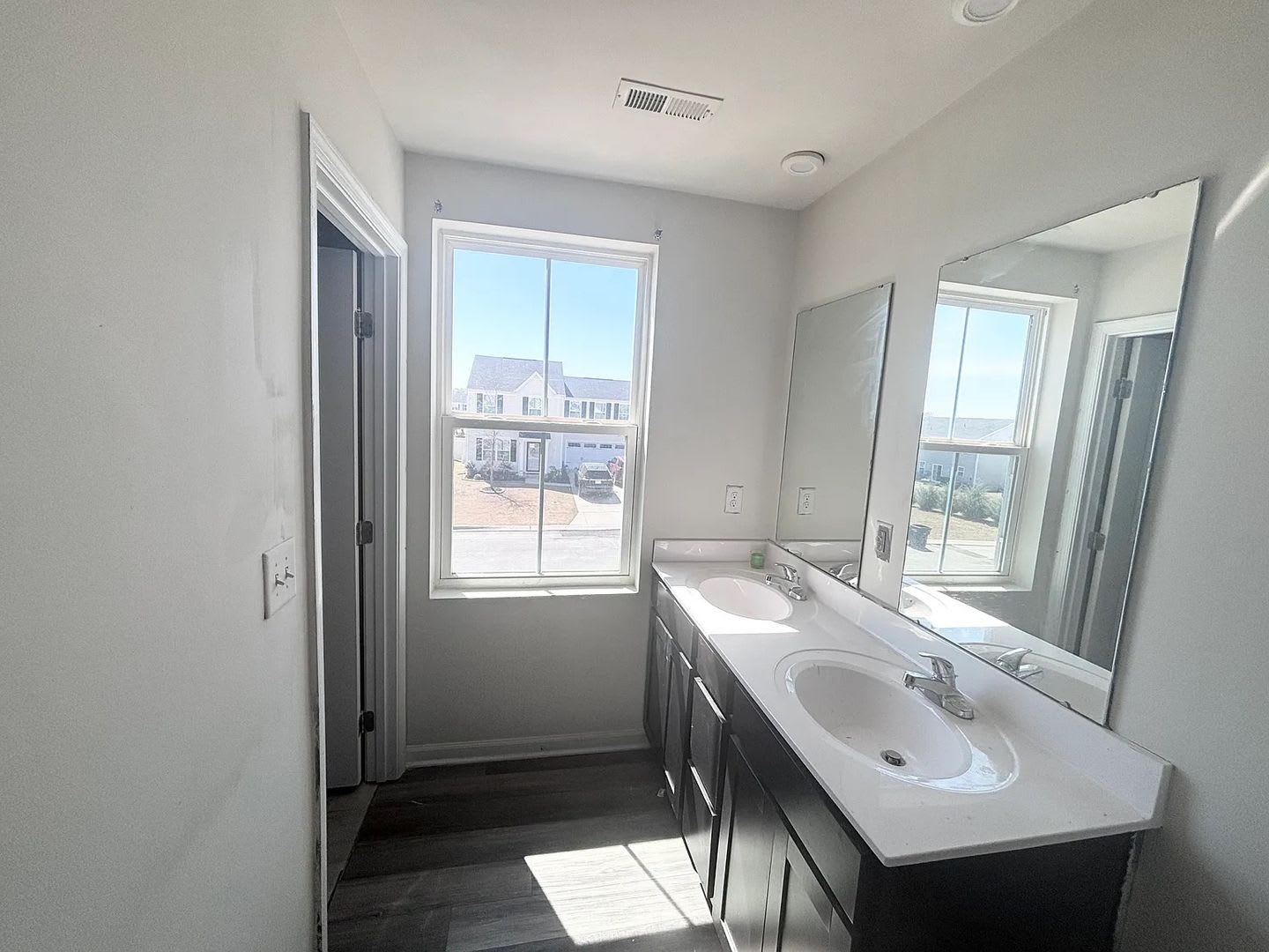 Room in 4 Bedroom Home at Browband St – photo 4