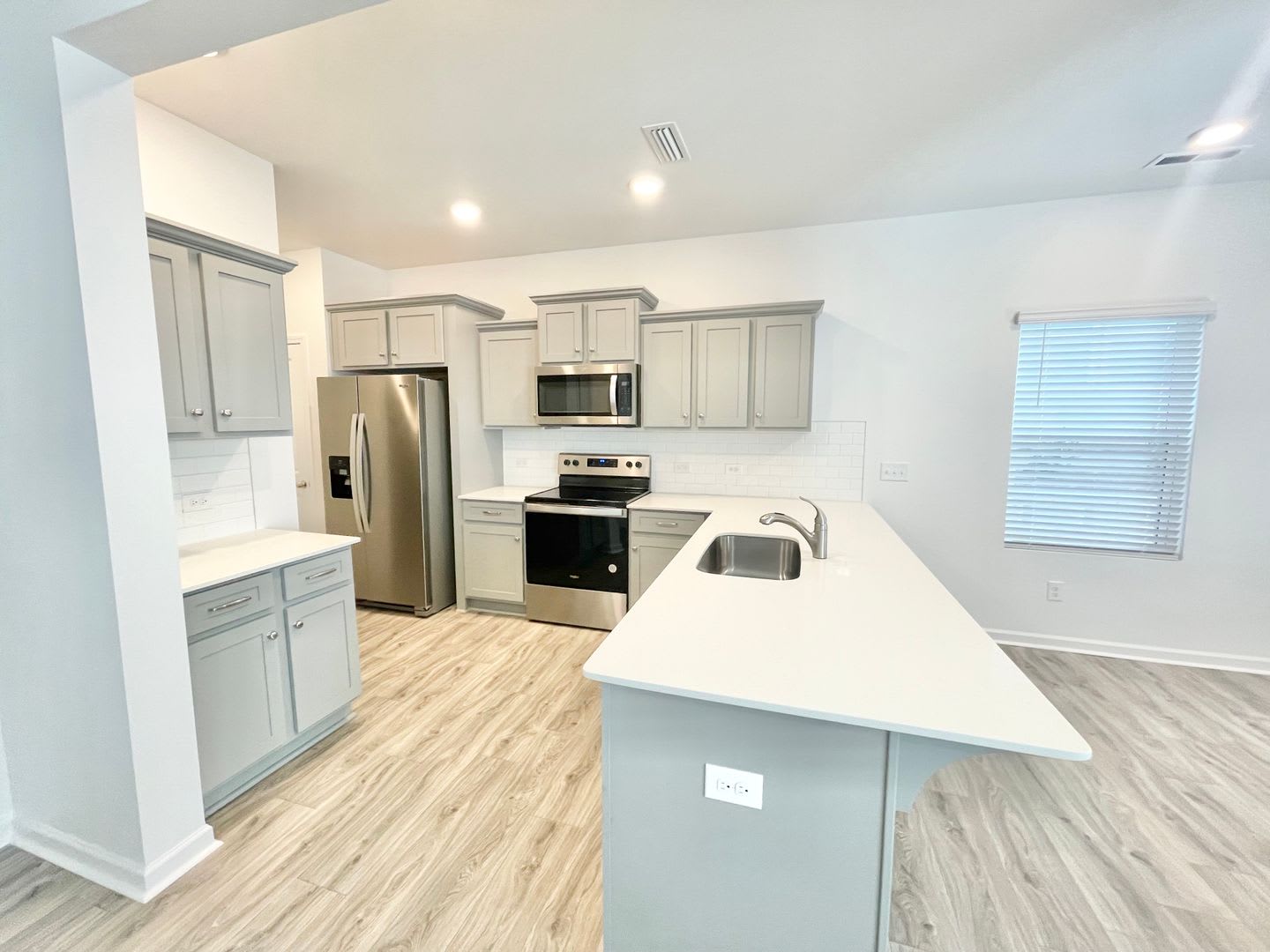 Beautiful 3Br 2 5Ba Home With Owner S Suite Designer Upgrades Available 08 20 – photo 5