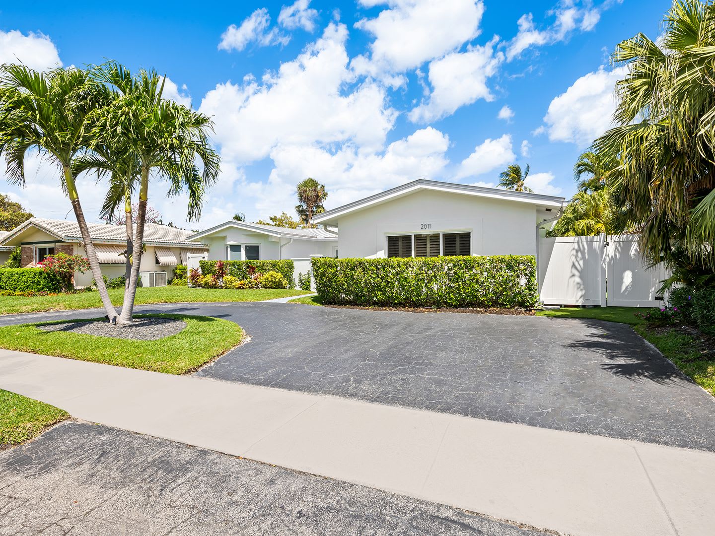 No Hoa Move In Today Coastal Elegance Awaits Stunning 5 Bedroom Home In Prime Fort Lauderdale Location – photo 3