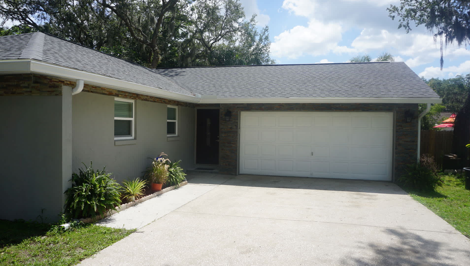 3 Bedrooms / 2 Bath Brandon Home – photo 2
