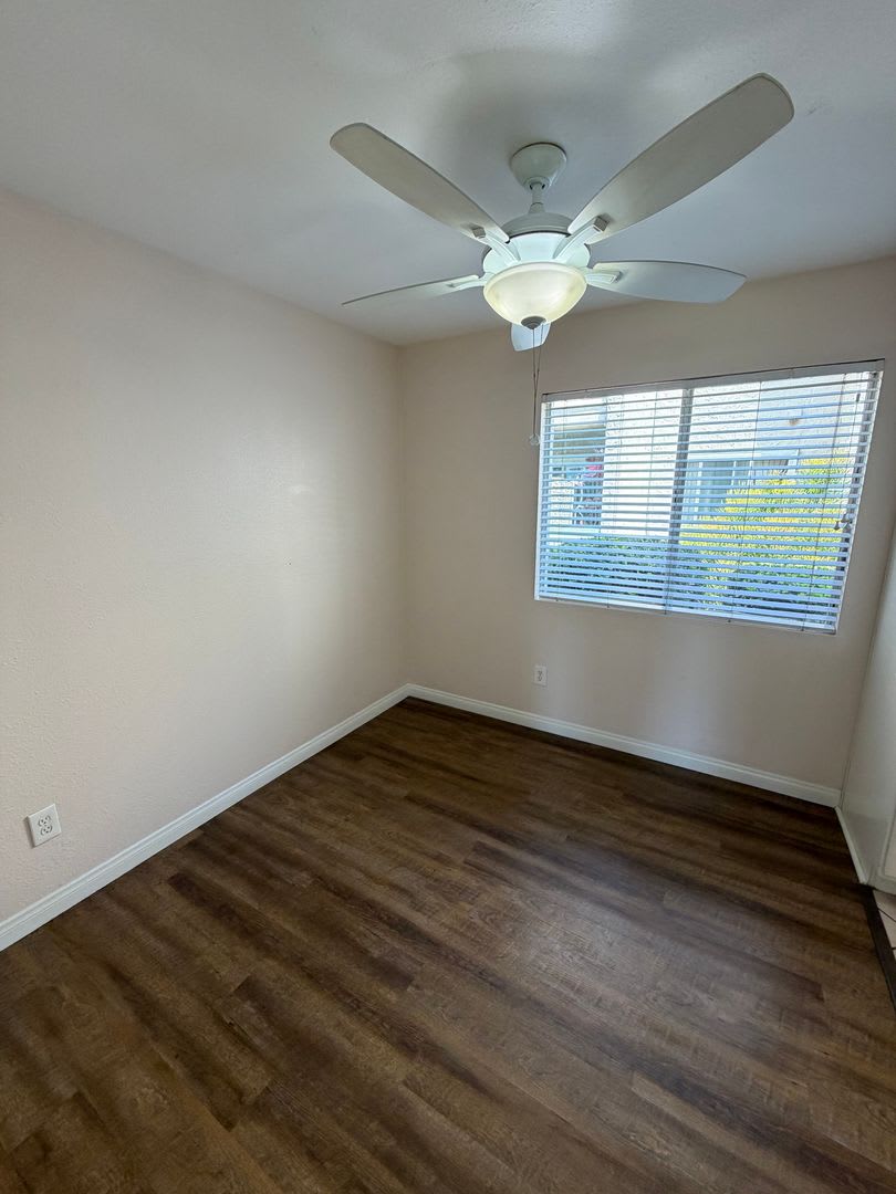 2Br 1Ba Lakeside Ground Floor Condo With 1 Car Detached Garage 1 Uncovered Parking Space Community Pool – photo 4
