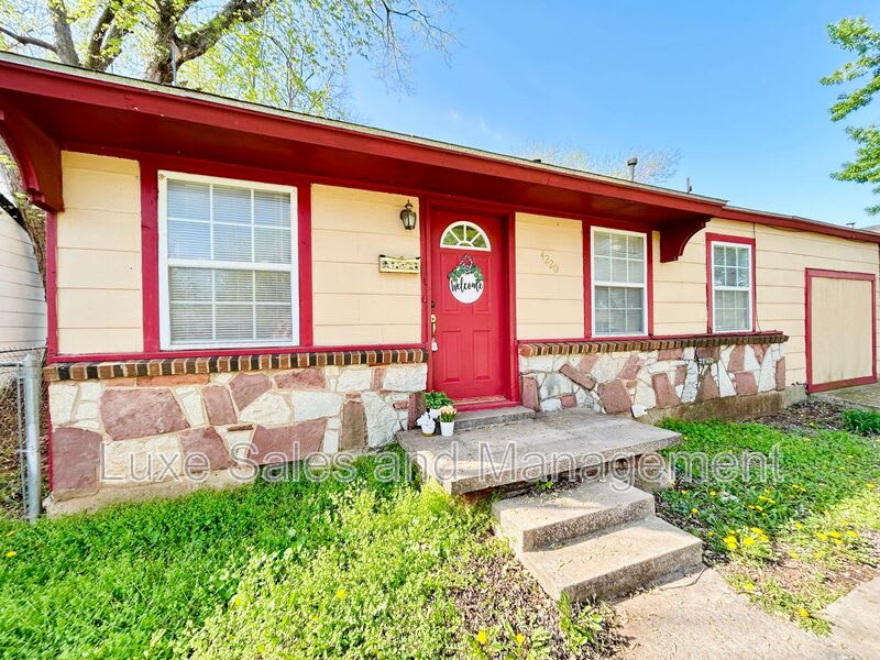 4220 SE 25th St – photo 2