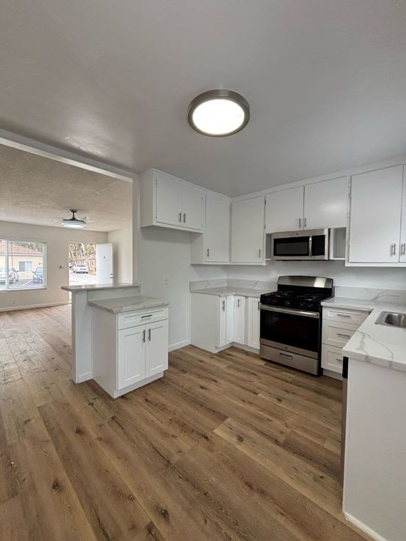 1600 W. 5th St. – photo 3
