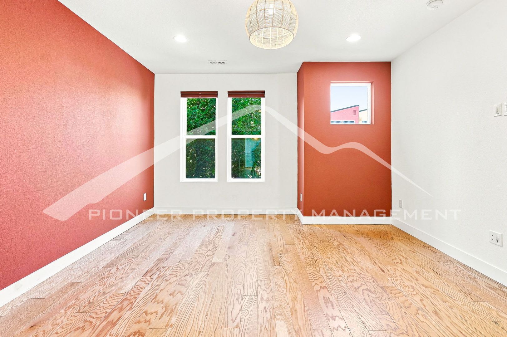 Gorgeous Townhouse with Central AC and Rooftop Deck – photo 5