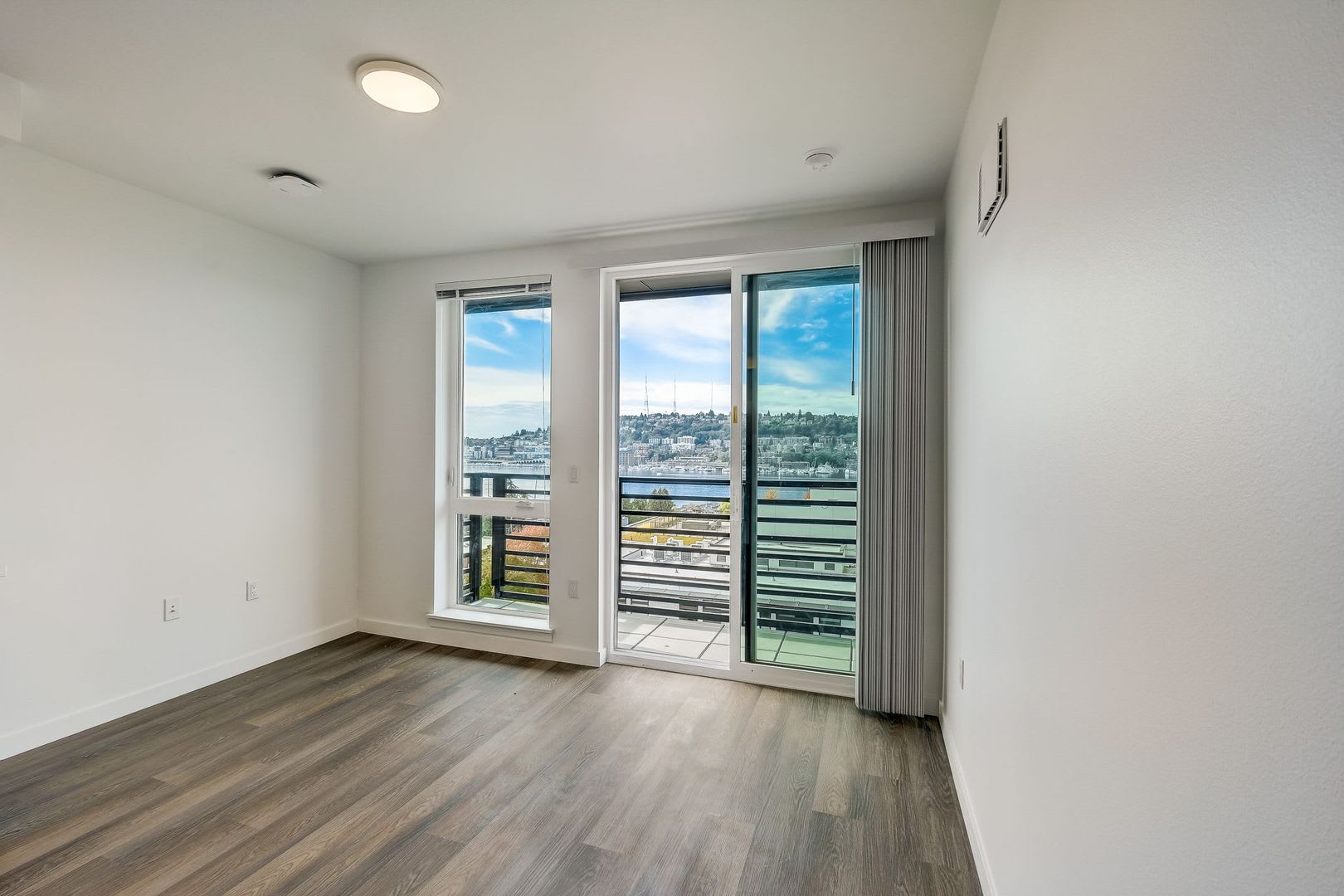 2210 Eastlake – photo 1