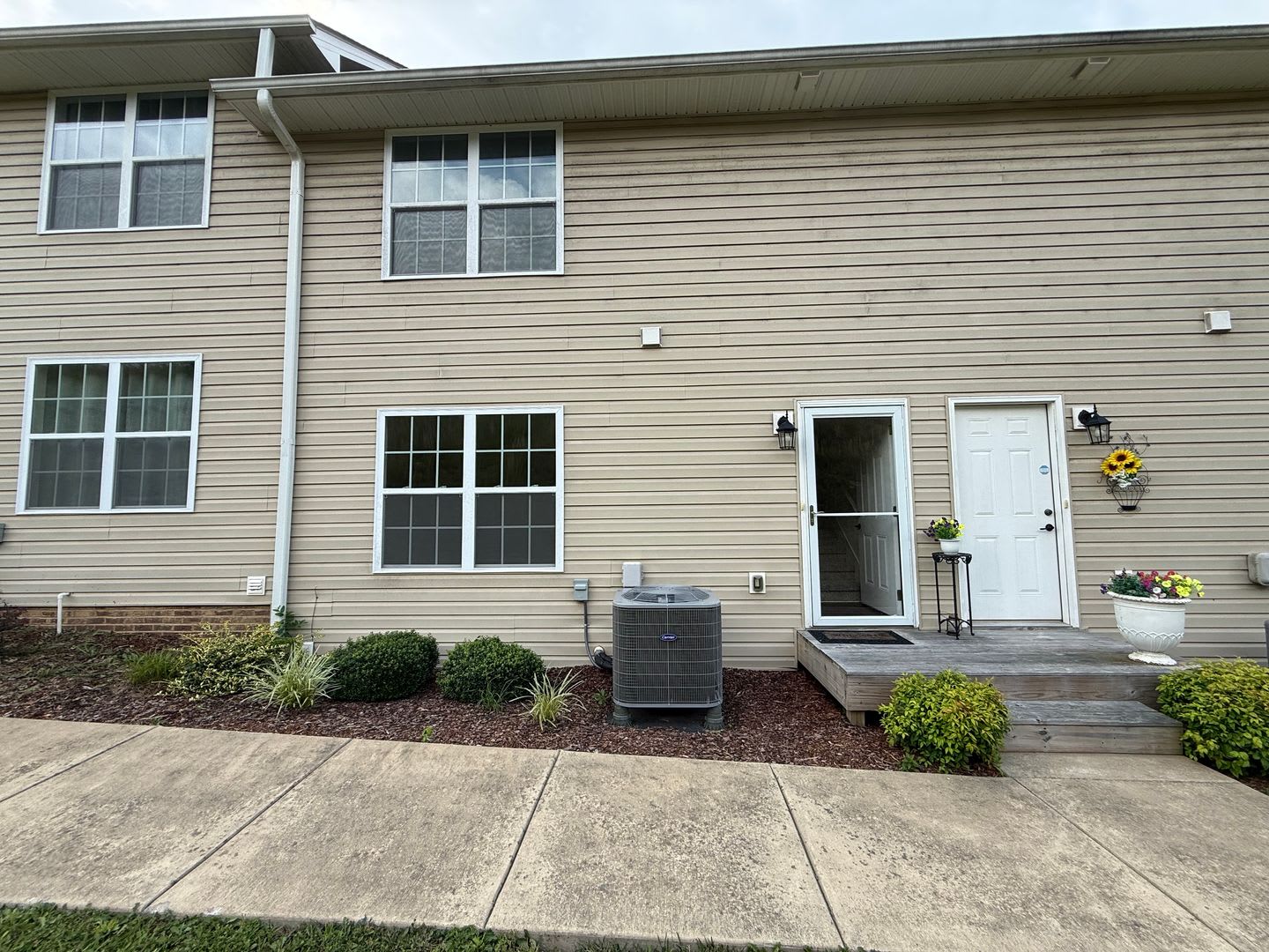 Tri level 2 bed, 2.5 bath Condo! Lakeridge School District. – photo 3