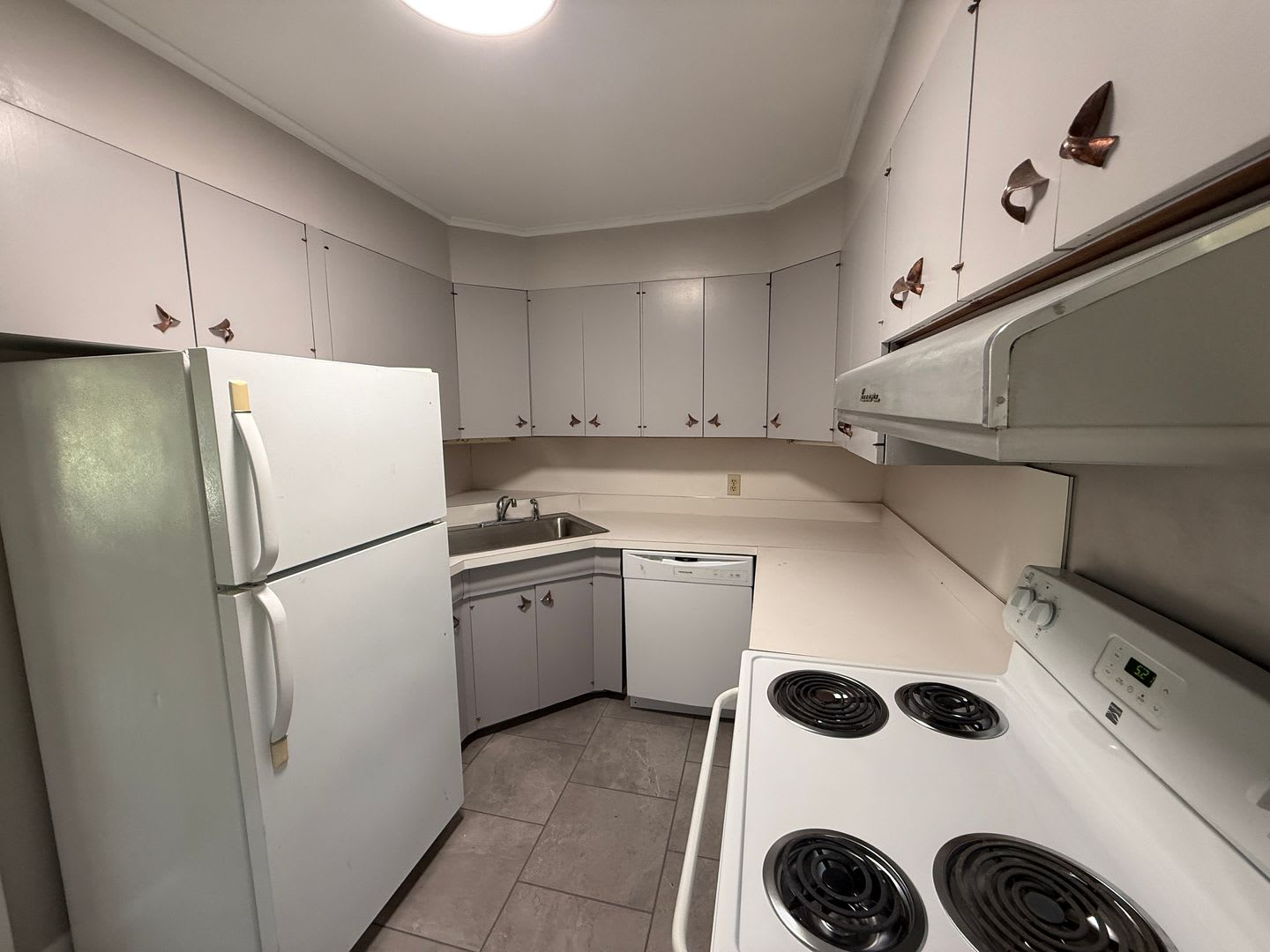 Near the University 2 bedroom Duplex With Private yard – photo 2