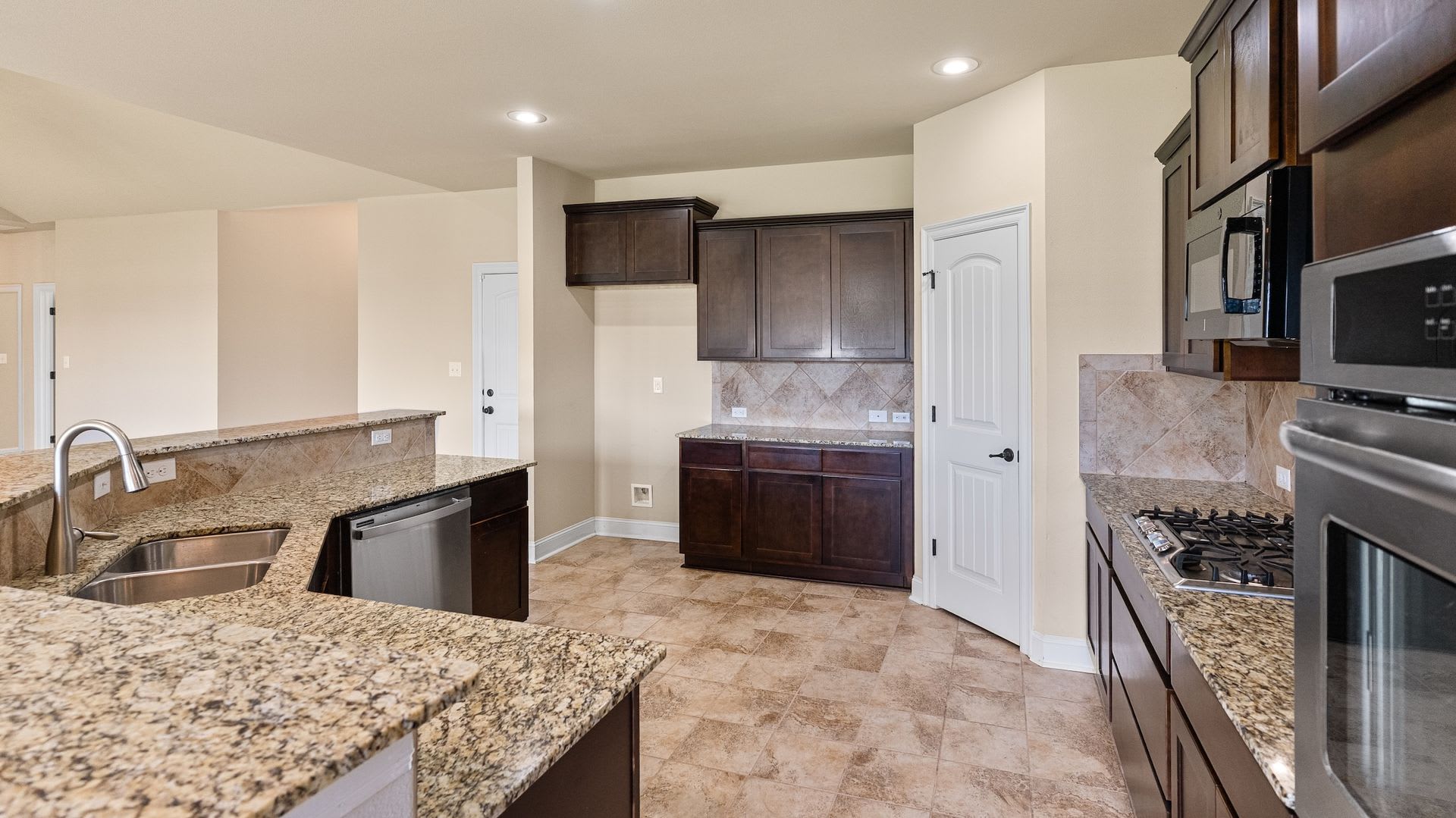 4 Bedroom House in Ascension Parish School District – photo 2