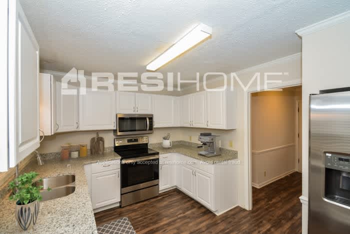 2592 Fairview Boulevard – photo 3