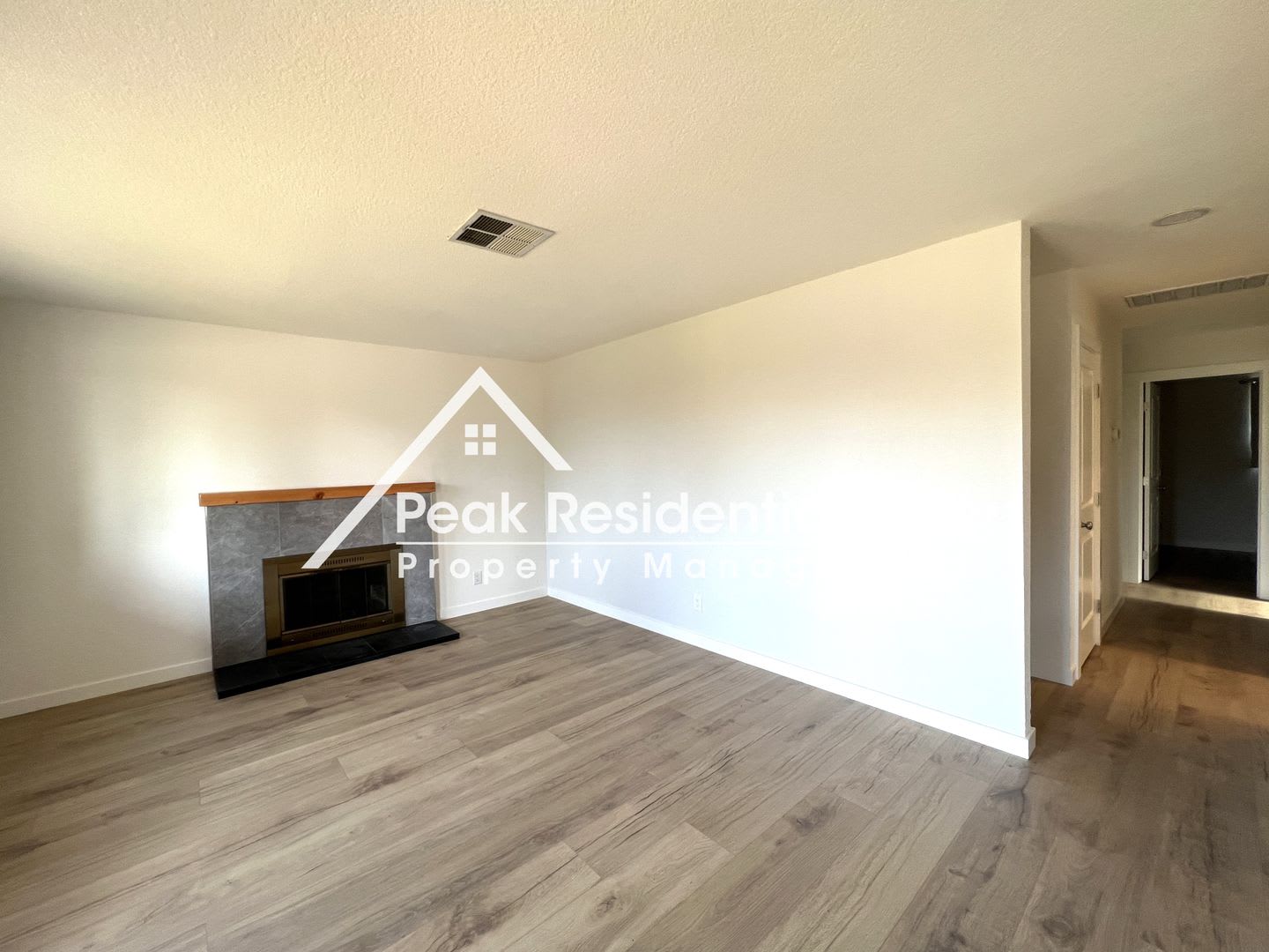 Updated 3bd/1ba Folsm Home with Large Yard! – photo 5