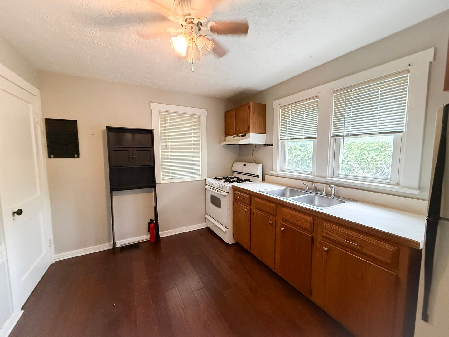 2 Bed 1 Bath Single Family Home – photo 2