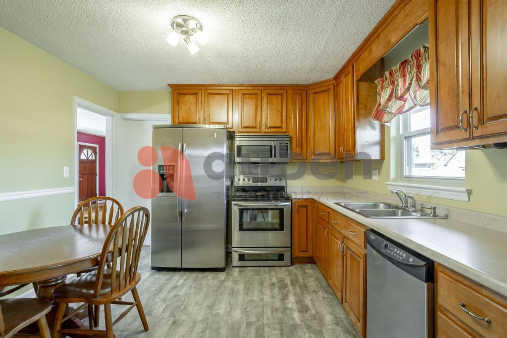 3 Bedroom Home in East Ridge with Fenced Yard! – photo 5