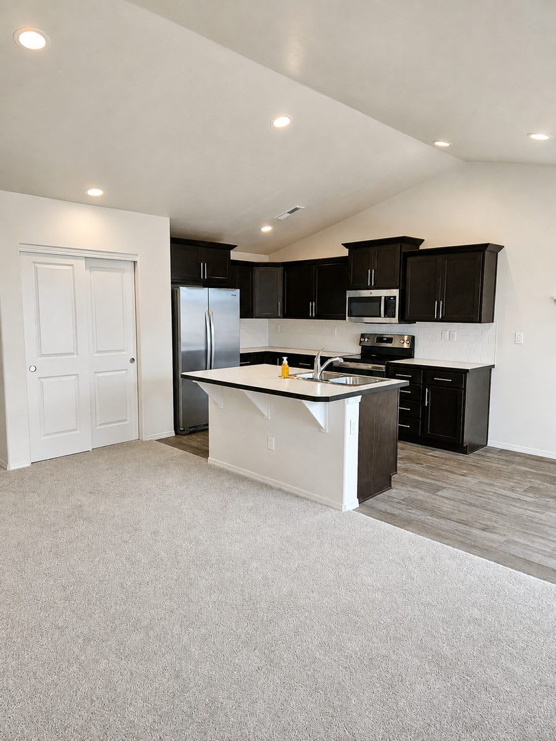 Beautiful Home with Large RV Pad and Premium Finishings – photo 2