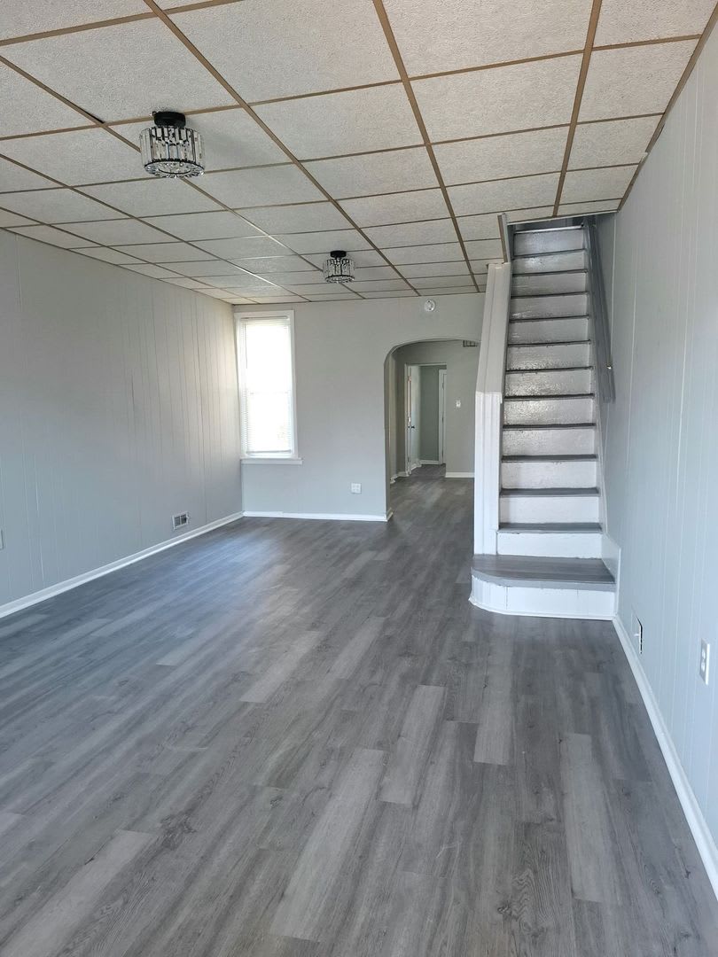 Spacious 4 Bedroom Rowhome In Chester Fresh Updates Throughout – photo 2
