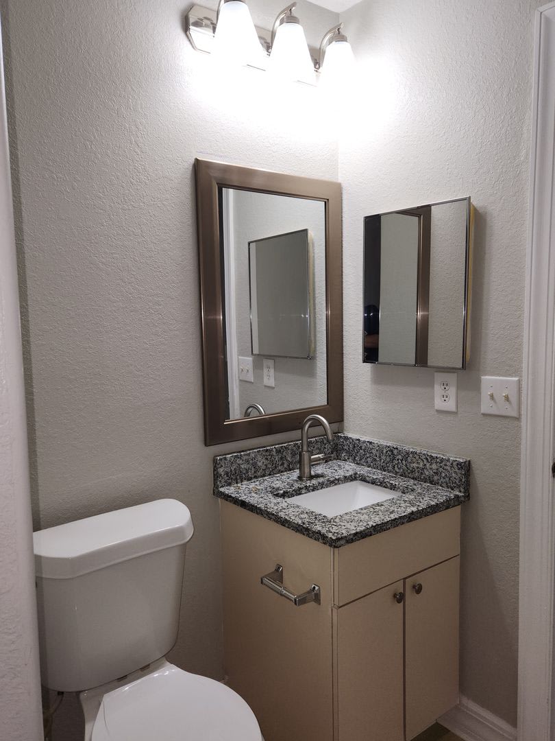 827 NE 23rd Ter – photo 5