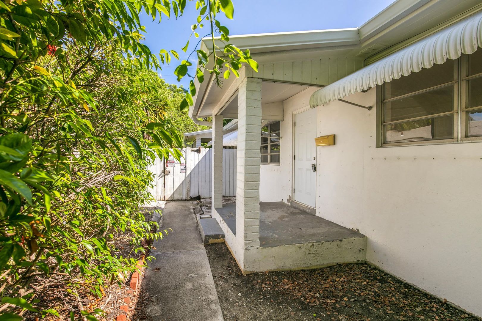 Charming 2BR/1BA with Fenced Yard & Outdoor Shower – Available Now – photo 4