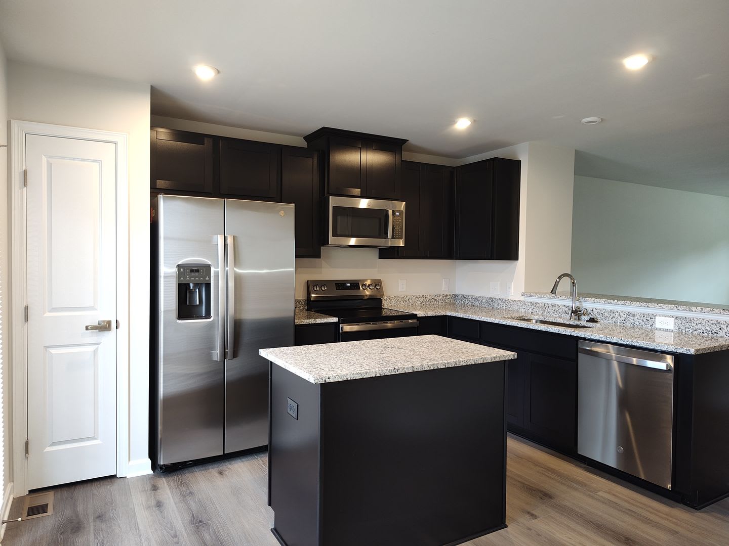 New Build Townhome located in Robin Creek Community! – photo 4