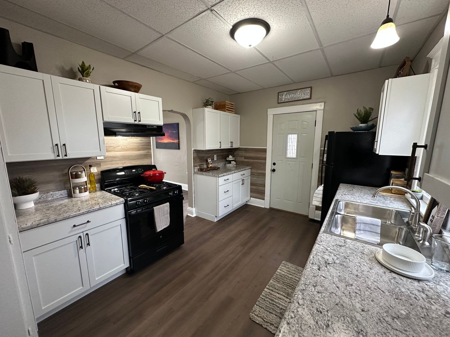 Newly remodeled 3 bed, 1 bath home for rent in Waterloo – photo 3