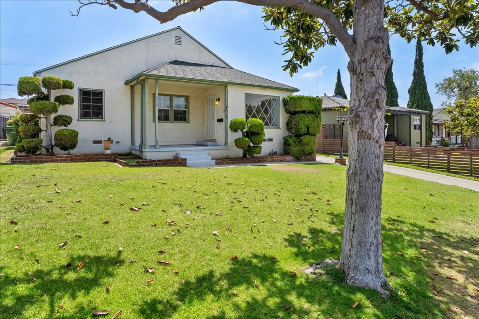 Spacious 4-Bed Home with Backyard, Garage & Prime Westside Access – photo 1