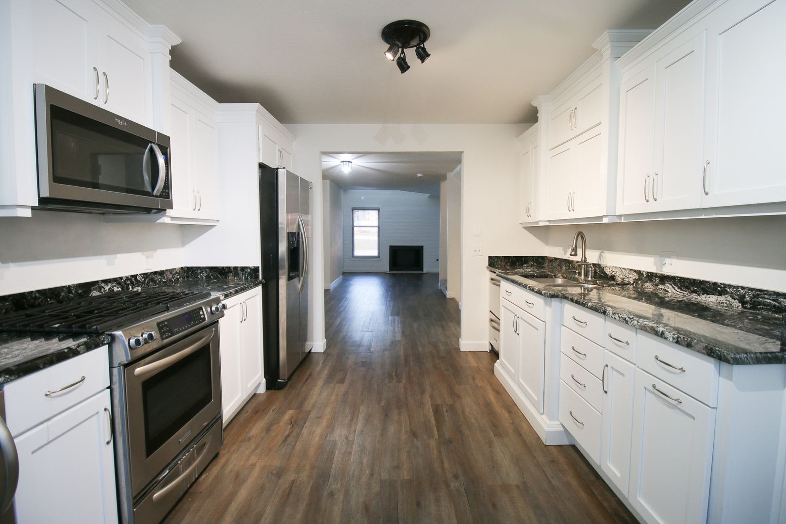 2 Bedroom, 2.5 Bath Walking Distance From the Riverside Trails and Downtown! – photo 4