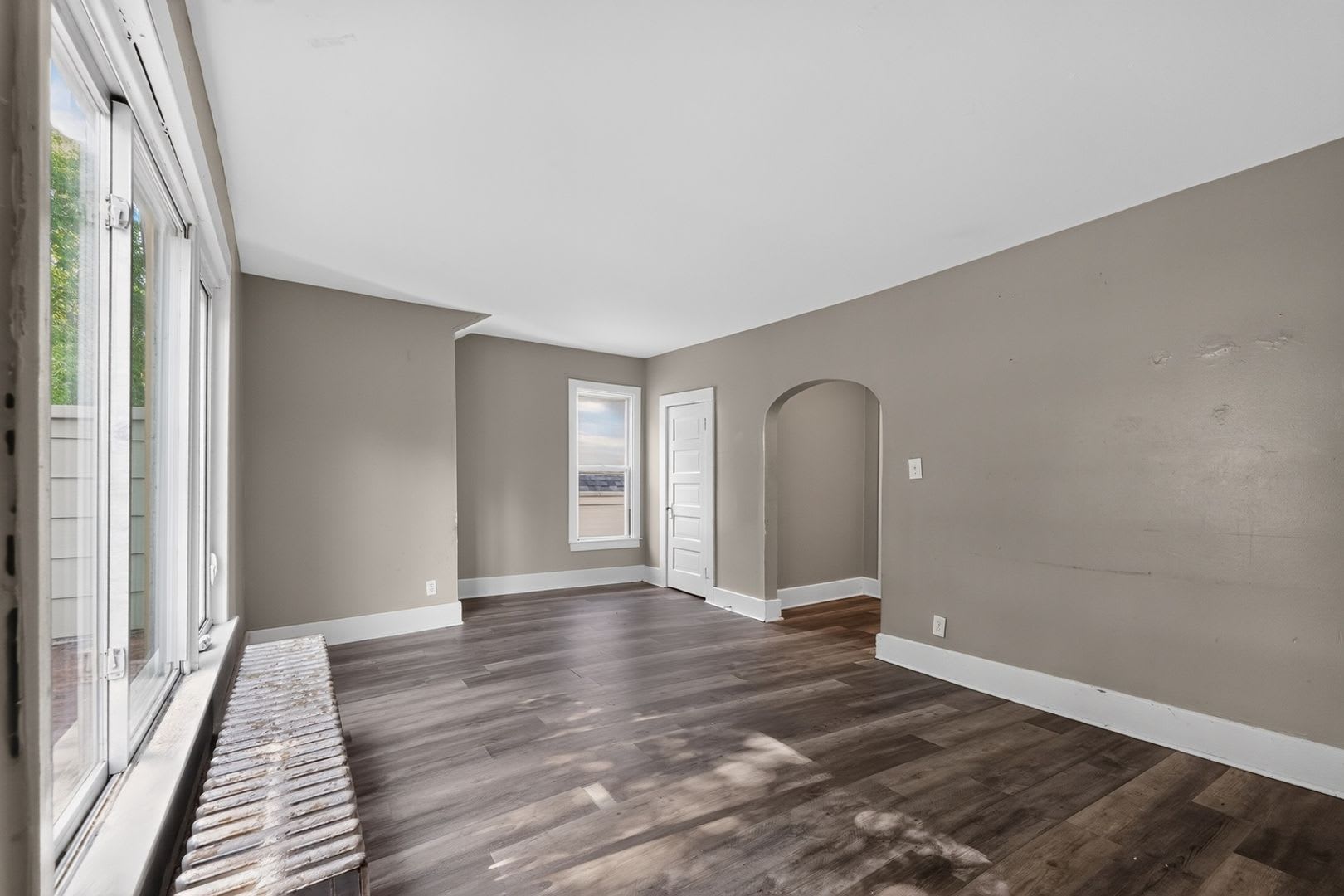 2 Bedroom Upper Unit Across from Rose Park – photo 5