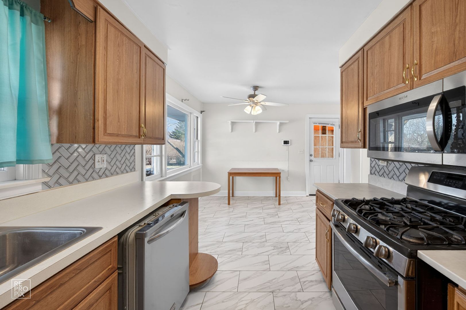 Gorgeous 3 Bedroom Home In Mount Prospect – photo 3