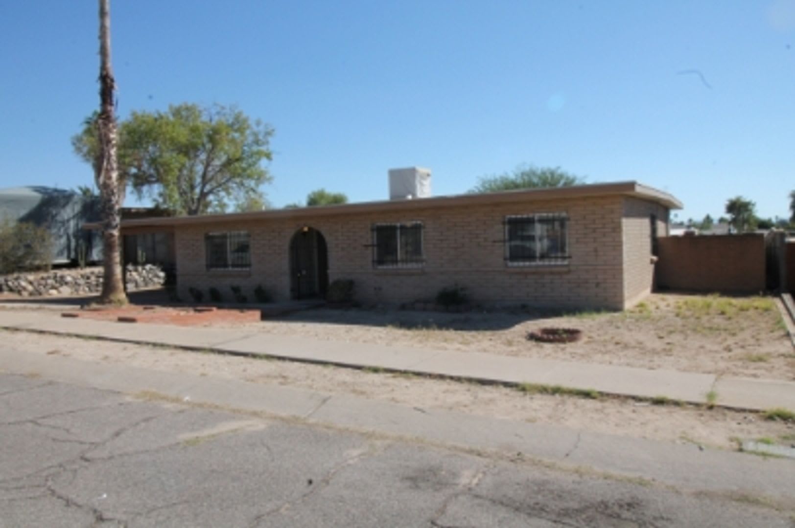 Spacious 4Bd 2Ba Featuring Central A C And Large Private Yard – photo 3