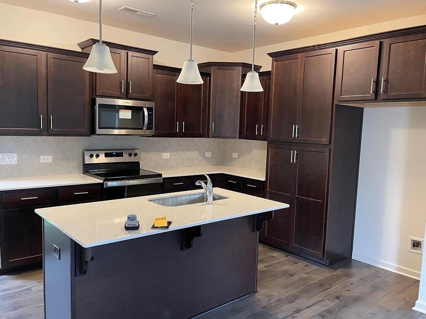 Room in 3 Bedroom Home at Mariners Ct – photo 3