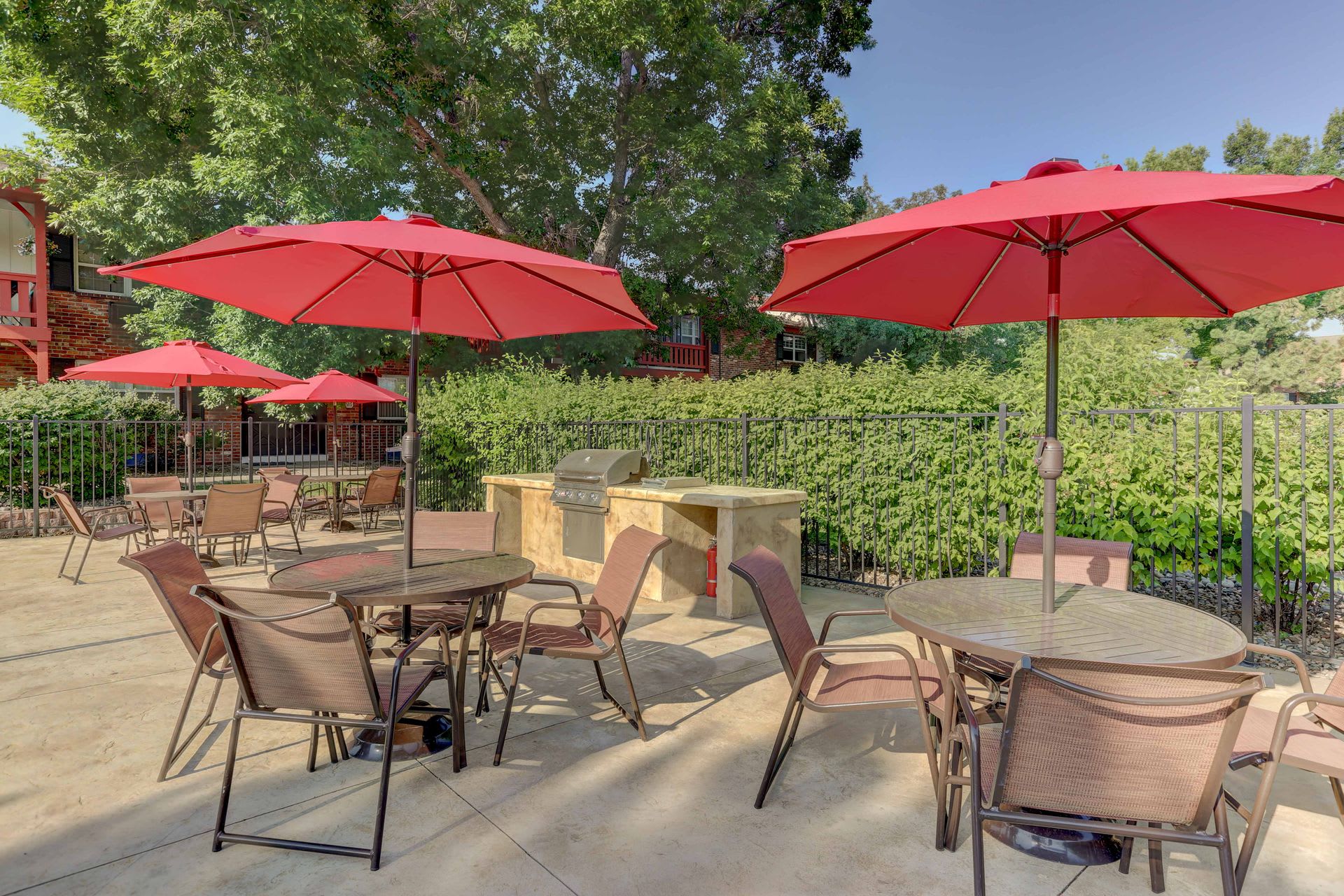 Applewood Crest Townhomes & Apartments – photo 2