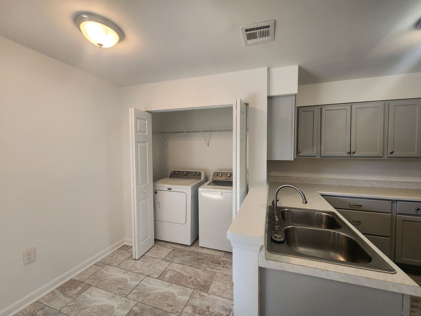 2 Bedroom Condo Near Hickory Grove – photo 5