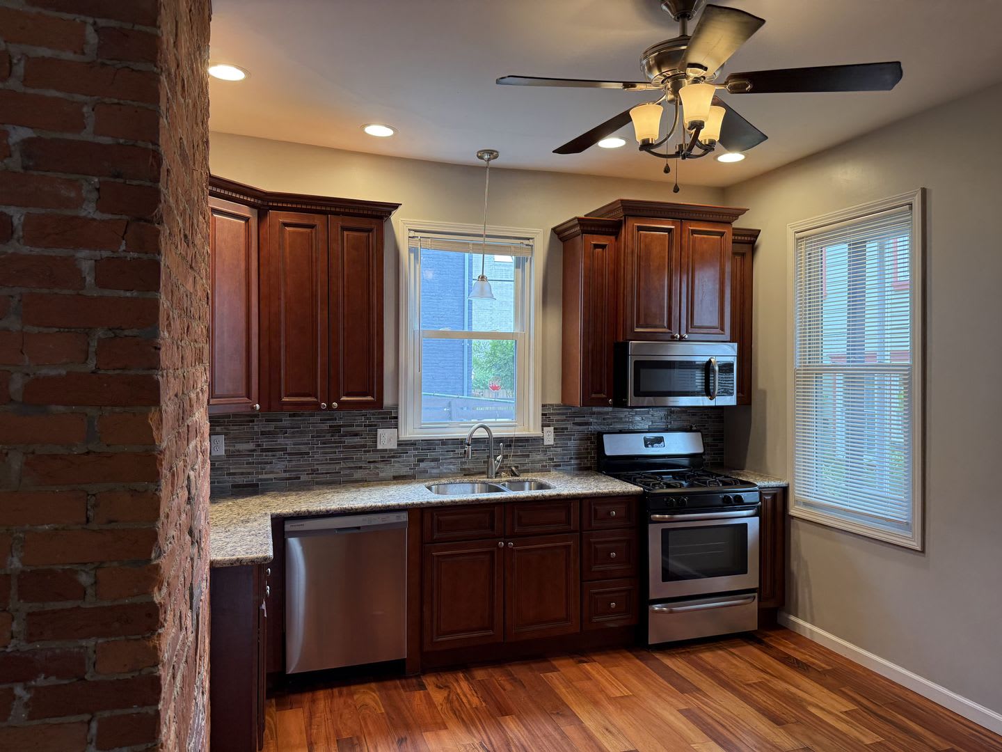 2 Bedroom, 1 Bath Townhome in trendy Lawrenceville. Convenient! – photo 2