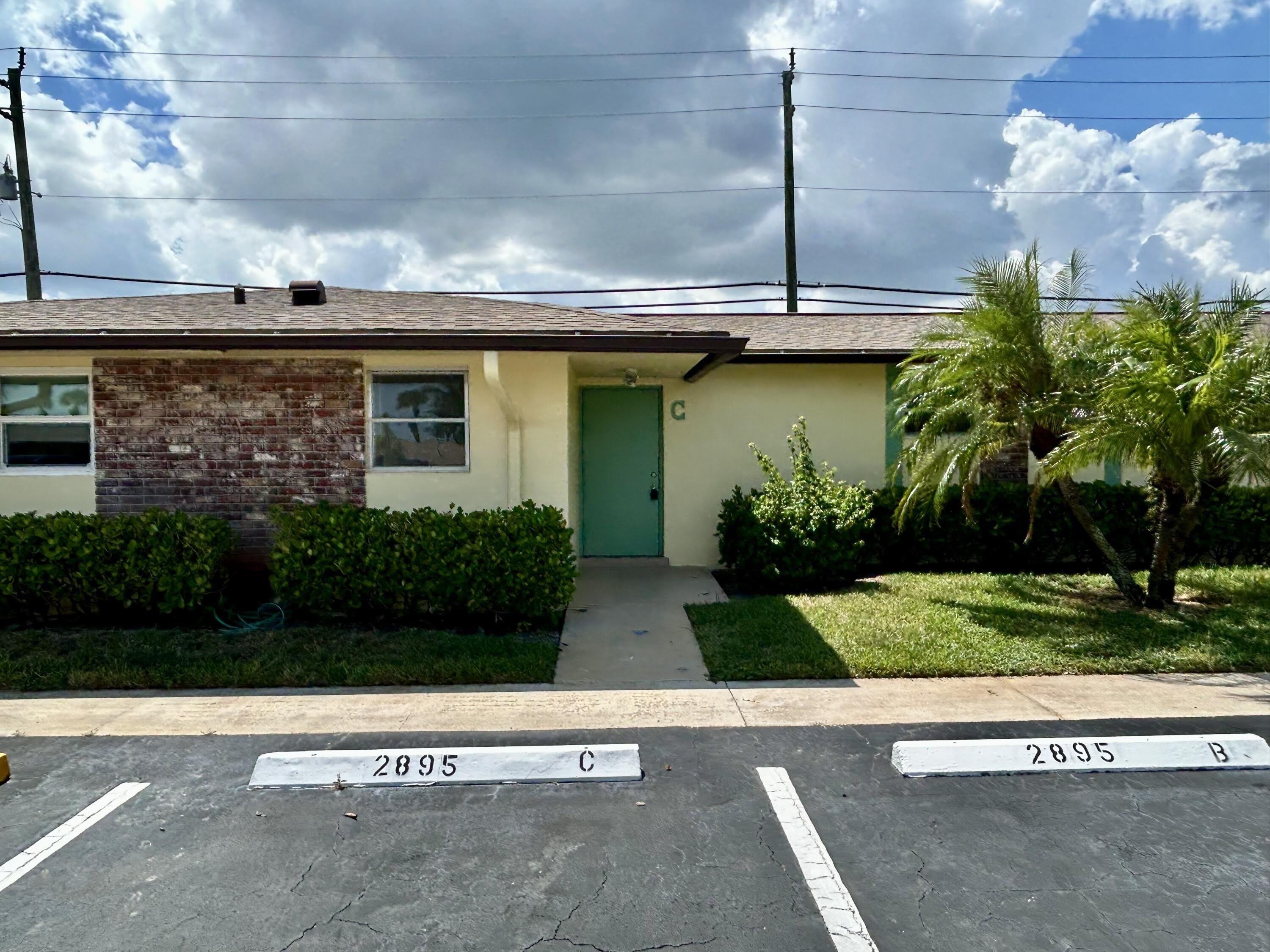 2895 CROSLEY Drive W – photo 1
