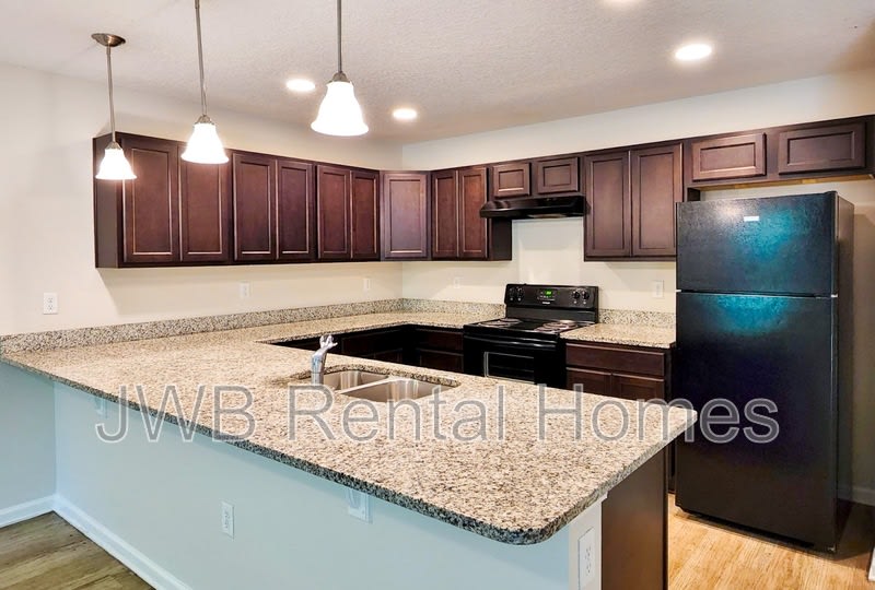 702 James St – photo 2