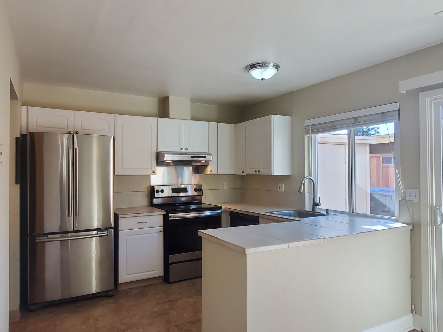 Spacious 2-Story Townhome, A/C, Remodeled Bathrooms, Fresh Paint, Patio, 2C Parking, Great Location! – photo 2