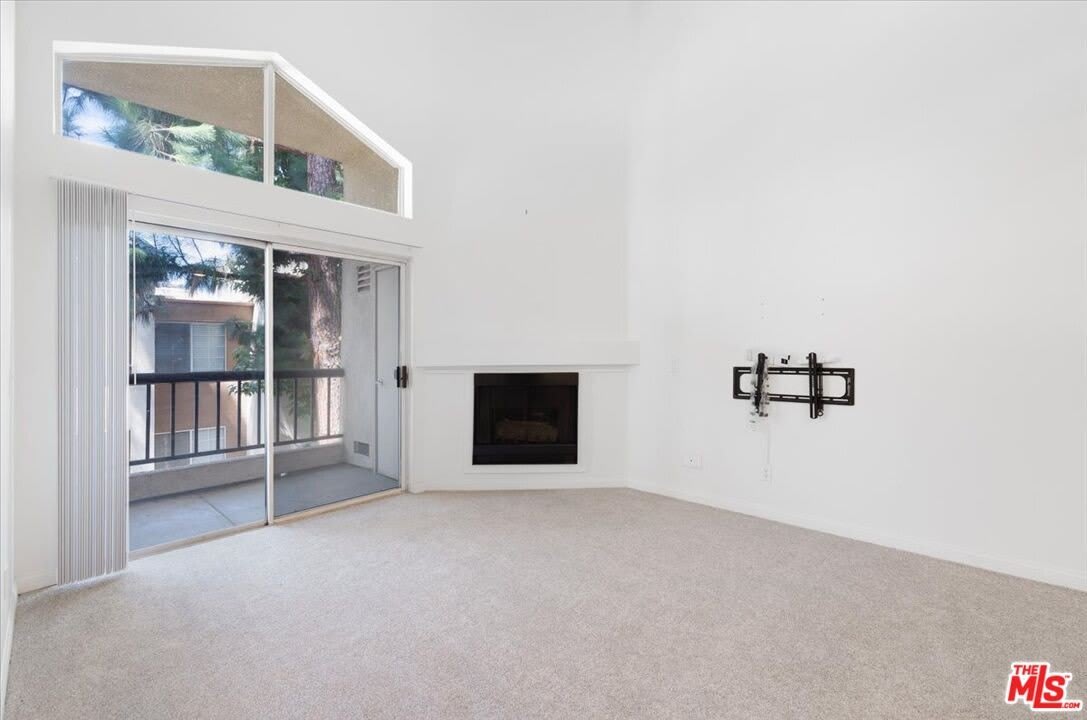 5530 Owensmouth Ave – photo 3