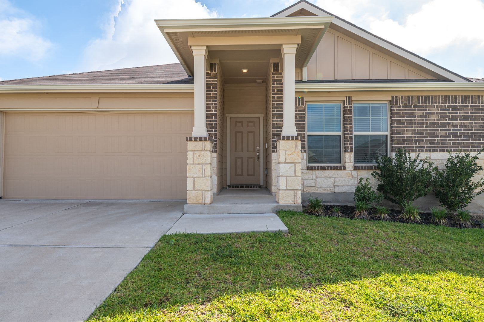 Beautiful 3 Bed/2 Bath Smart Home! Available for Immediate Move in! – photo 3