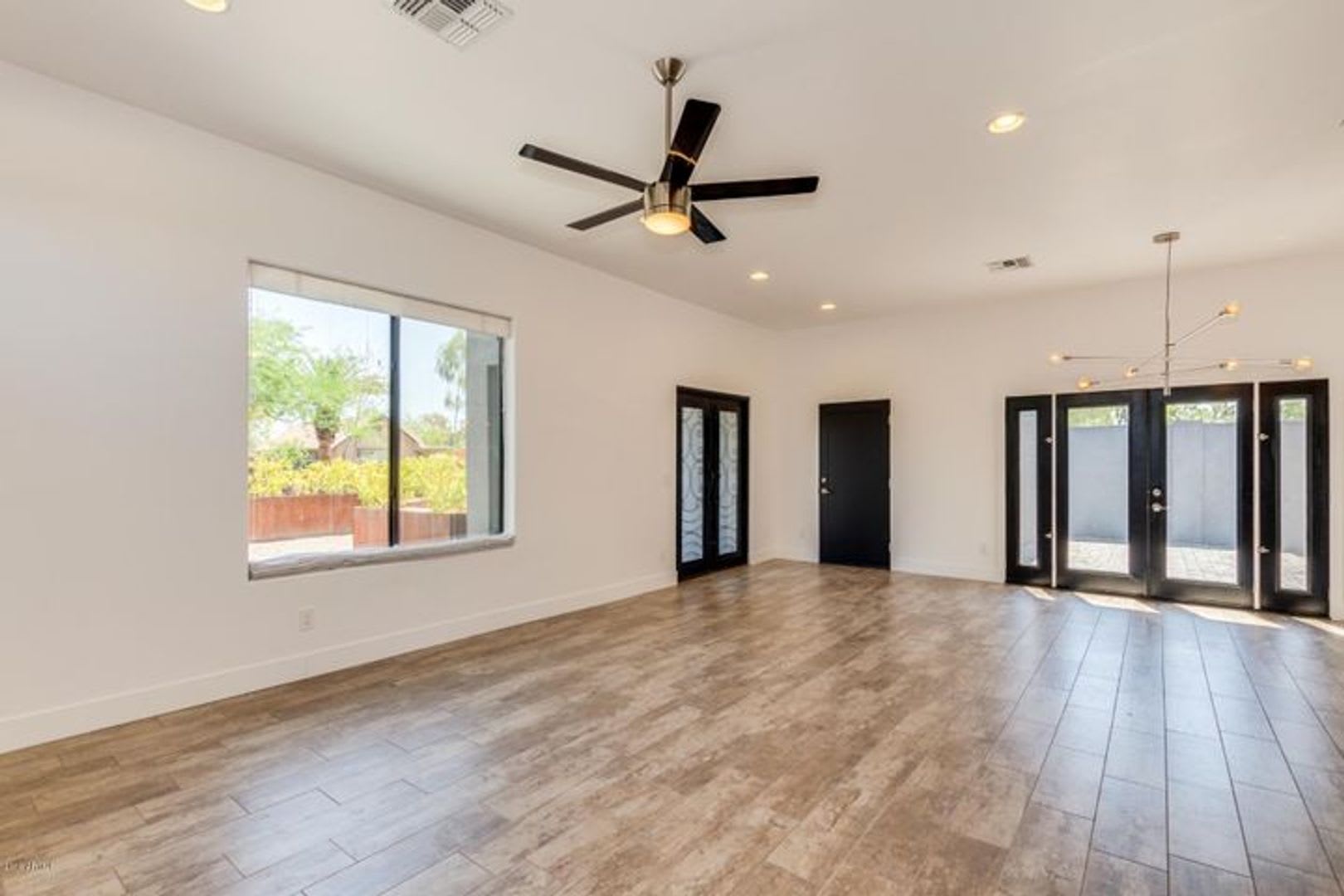 Beautiful 3 bed / 2 bath home with guest casita in the desirable Whitton District – photo 3