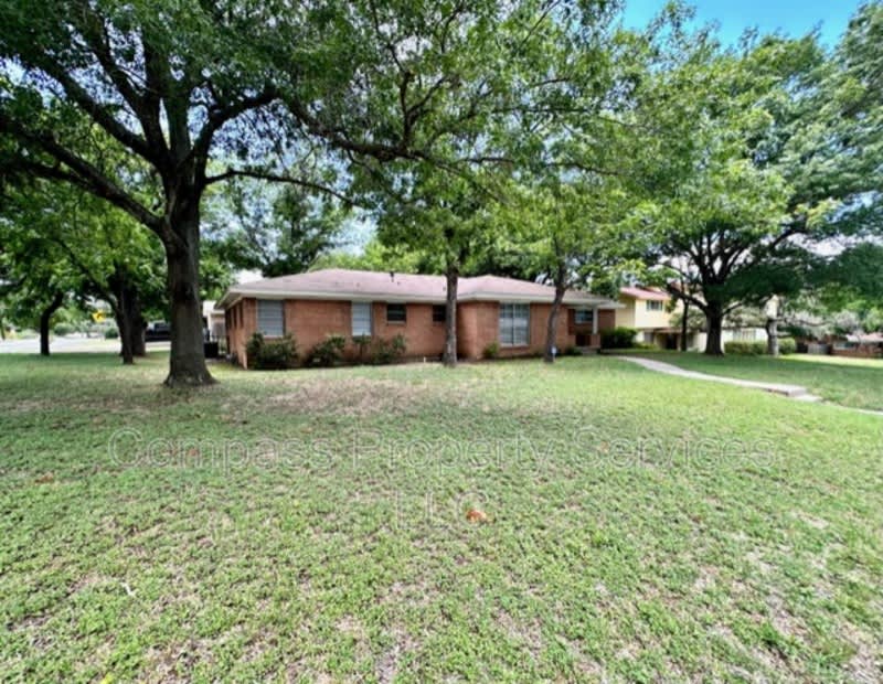 1400 Royal Oaks Dr – photo 2