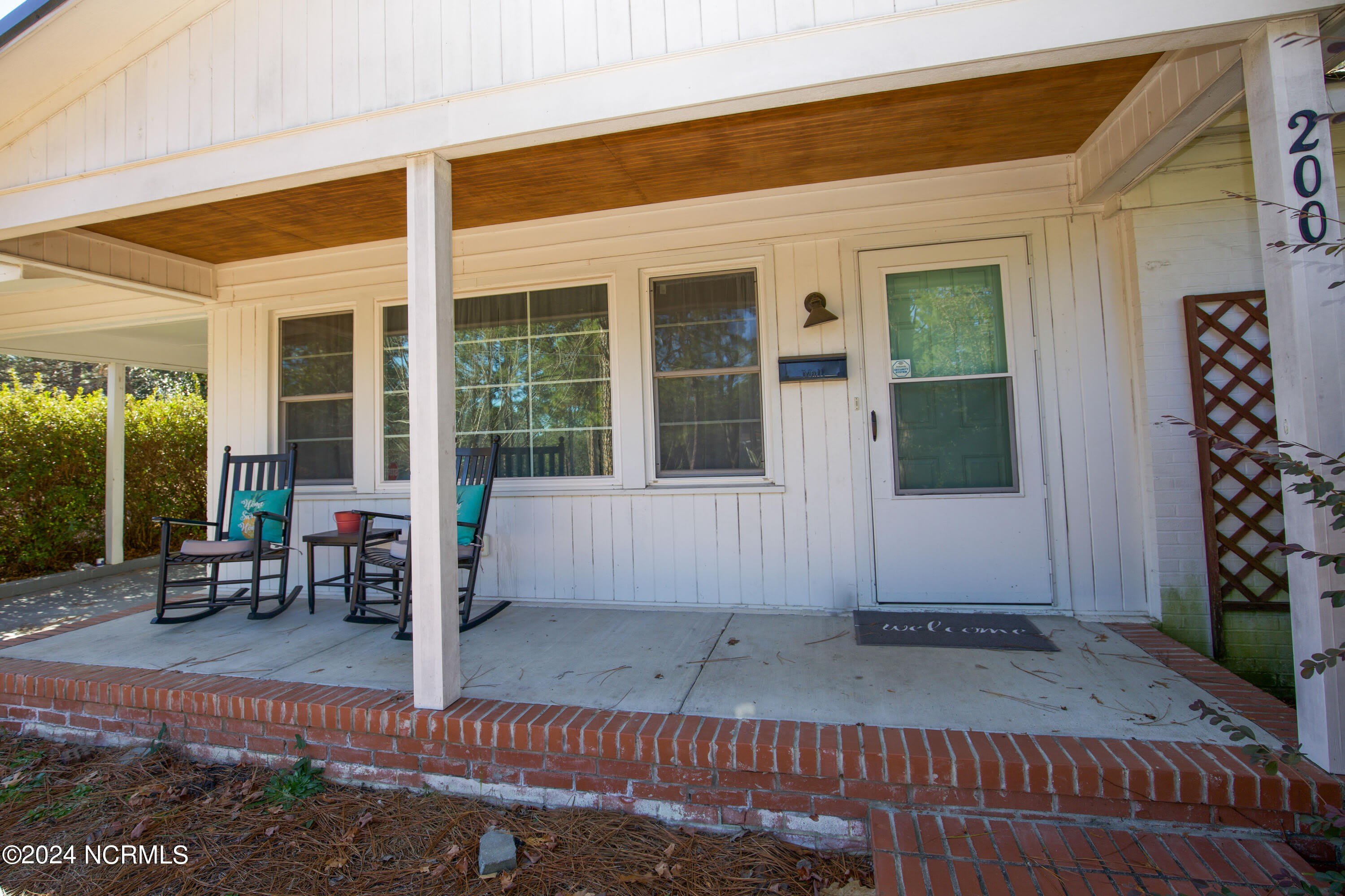 200 W Delaware Avenue – photo 3