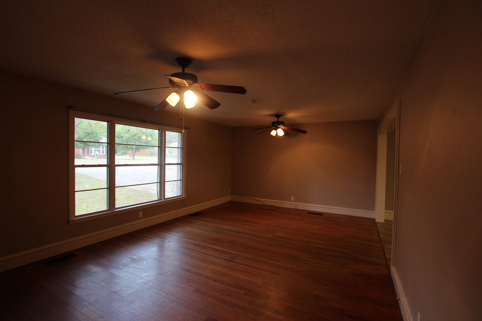 Charming 3 Bedroom 2 Bath Near TJC! – photo 5