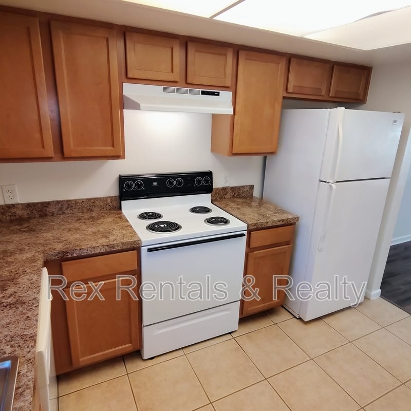 2820 Dupont Street South – photo 5