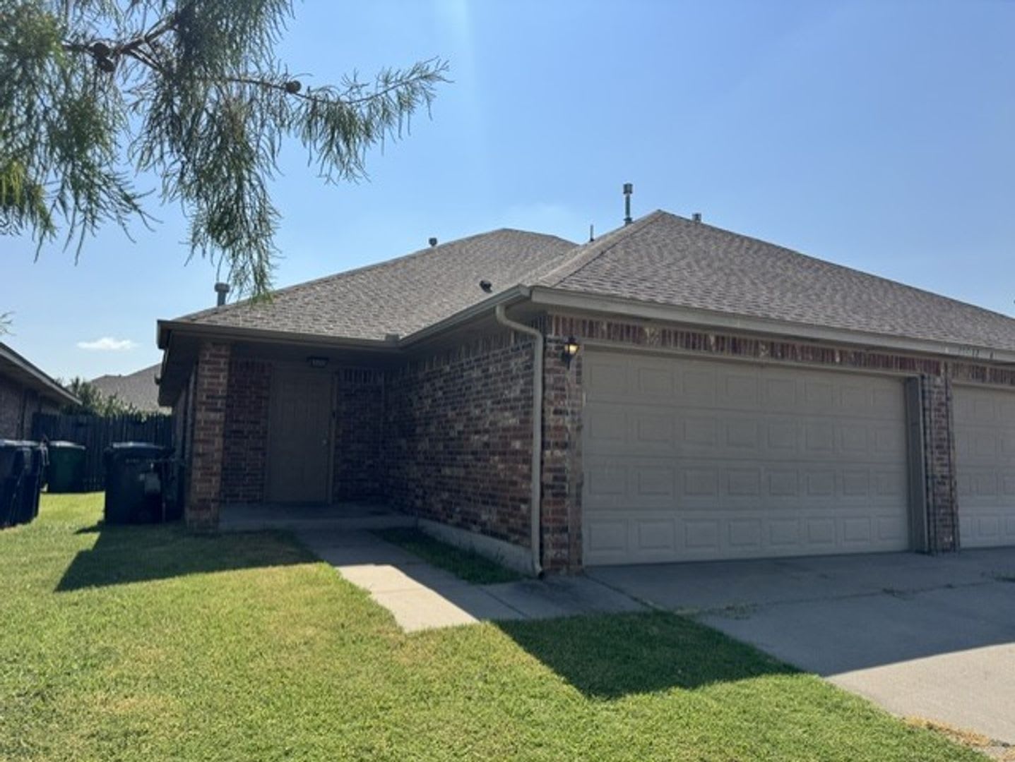 3-bedroom duplex with new carpet in the bedrooms and a 2-car garage ready for move in! – photo 1