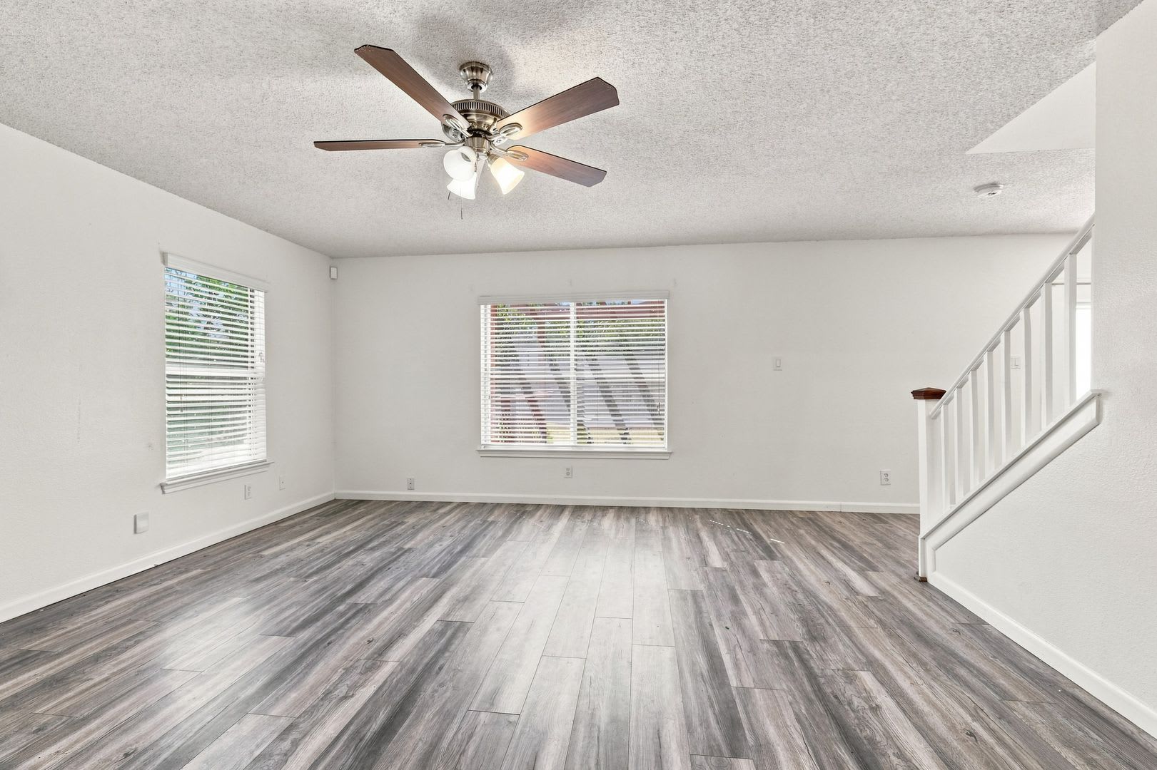 Spacious Home with Deck & Pergola in Convenient Location – photo 4
