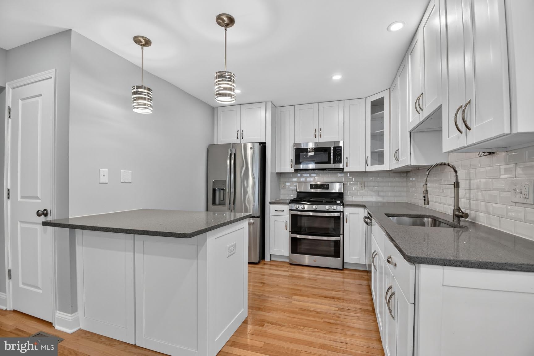3101 CHESTNUT Street NE – photo 2